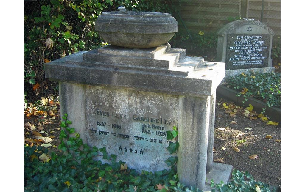 Zwei Grabsteine auf dem Judenfriedhof Häsenberg in Schwalmtal-Waldniel (2013)