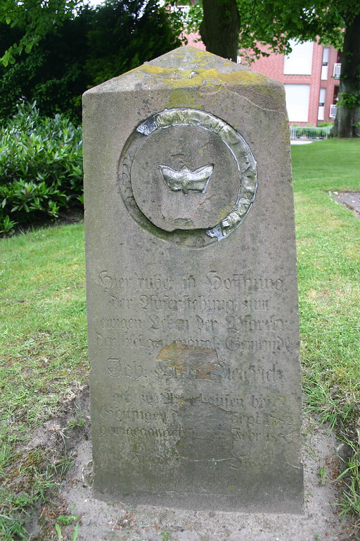 Ein stark verwitterter Grabstein am alten Friedhof "De Widow" an der evangelischen Kirche in Schermbeck-Gahlen (2008).