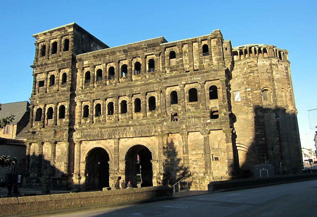 Römisches Stadttor "Porta Nigra" in Trier, Ansicht der stadtinneren Südseite (2014).