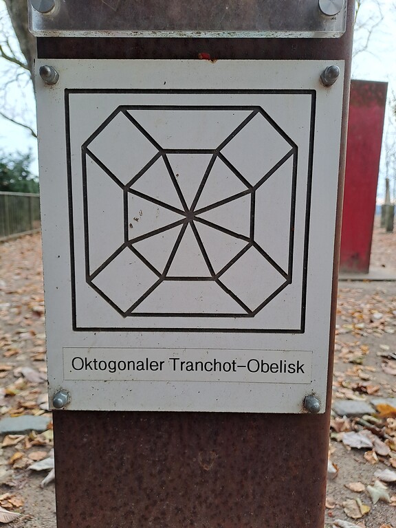 Tafel mit Grundriss des oktogonalen Tranchot-Obelisken auf dem Lousberg in Aachen (2022)