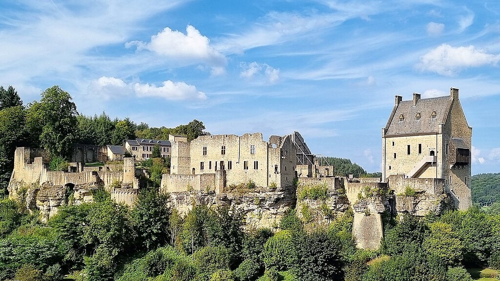 Burg Fels (auch Larochette oder Buerg Fiels) in Luxemburg, Ansicht von Süden (2021).