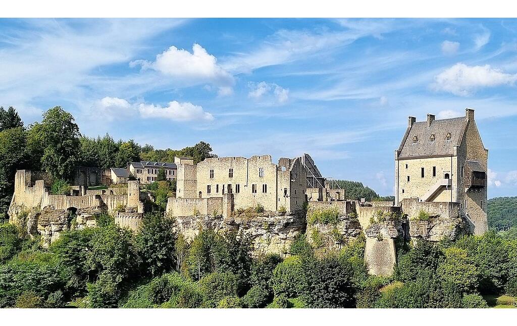 Burg Fels (auch Larochette oder Buerg Fiels) in Luxemburg, Ansicht von Süden (2021).
