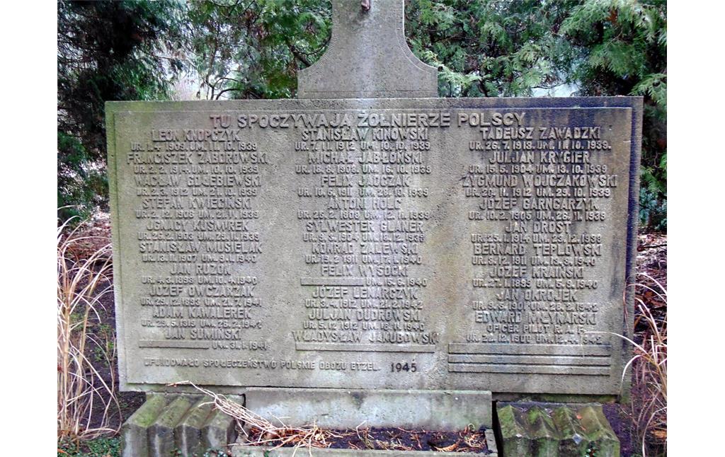 Detailaufnahme des Gedenksteins auf dem Gräberfeld für polnische Kriegsgefangene auf dem Westfriedhof in Köln-Vogelsang mit Namensnennungen der hier bestatteten Soldaten (2021).