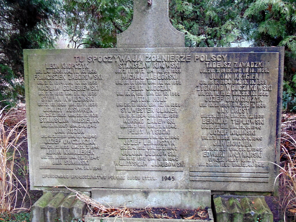 Detailaufnahme des Gedenksteins auf dem Gräberfeld für polnische Kriegsgefangene auf dem Westfriedhof in Köln-Vogelsang mit Namensnennungen der hier bestatteten Soldaten (2021).