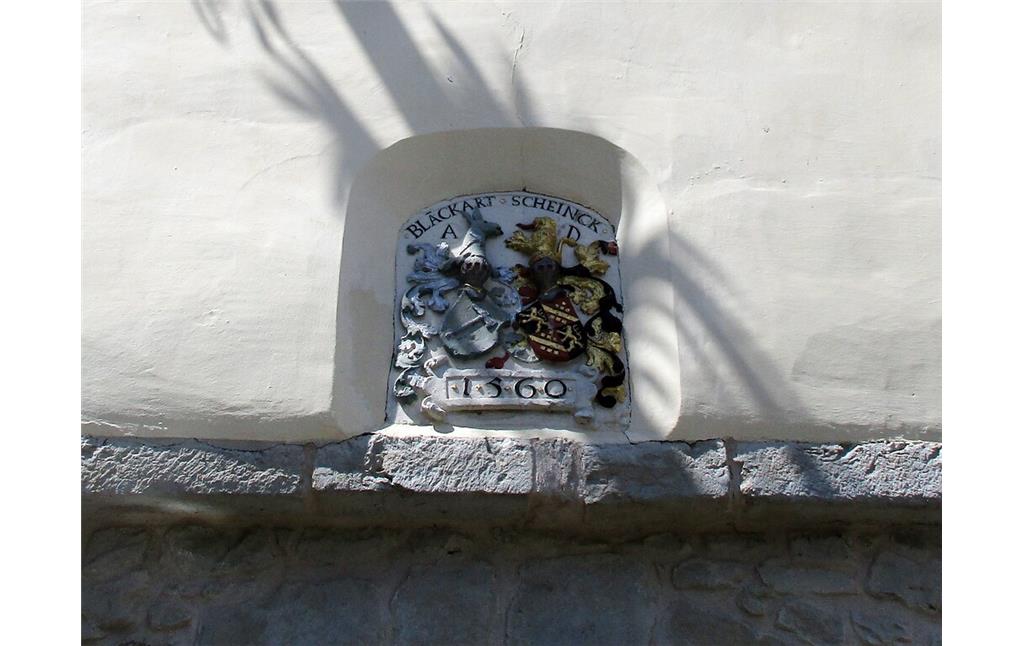 Die prächtige Wappentafel über dem Portal zum Herrenhaus der Wasserburg Odenhausen in Wachtberg-Berkum (2020).