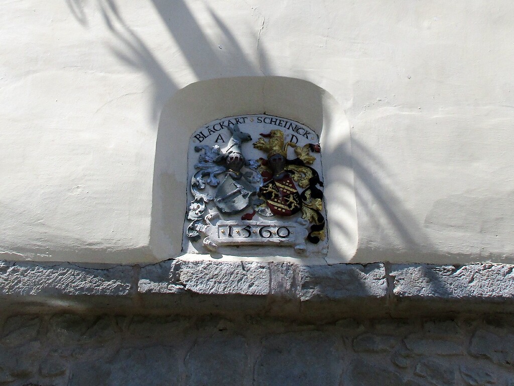 Die prächtige Wappentafel über dem Portal zum Herrenhaus der Wasserburg Odenhausen in Wachtberg-Berkum (2020).