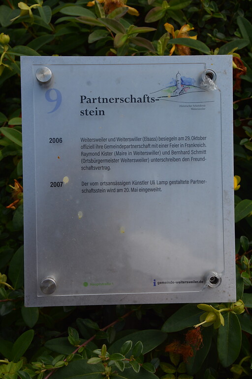 Informationsschild des Wambold-Nassauer-Weges am Partnerschaftsstein in Weitersweiler (2020)