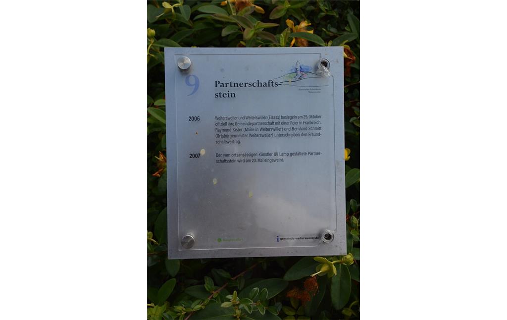 Informationsschild des Wambold-Nassauer-Weges am Partnerschaftsstein in Weitersweiler (2020)