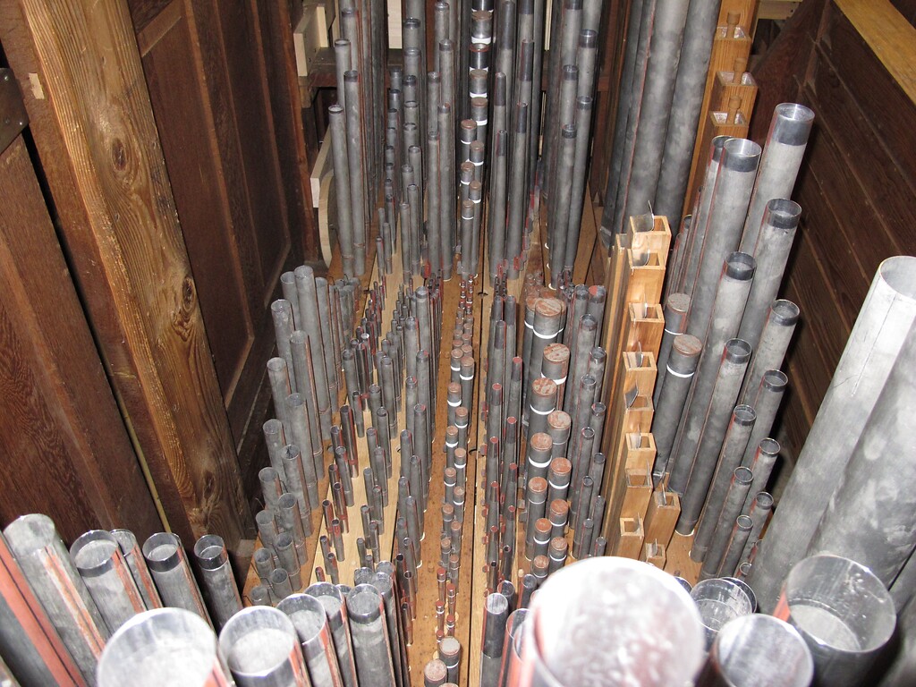 Das Unterwerk mit den Orgelpfeifen der Stumm-Orgel in der Pfarrkirche in Treis (2012)