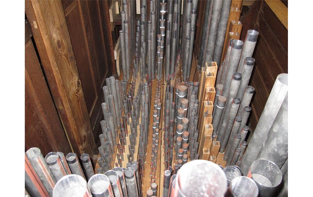 Das Unterwerk mit den Orgelpfeifen der Stumm-Orgel in der Pfarrkirche in Treis (2012)