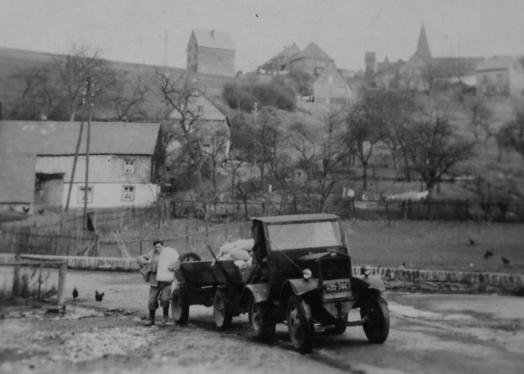 Krackesmiller Albert Thömmes, Betreiber der der Krackesmühle, beliefert Berglichter Haushalte (ca. 1950)