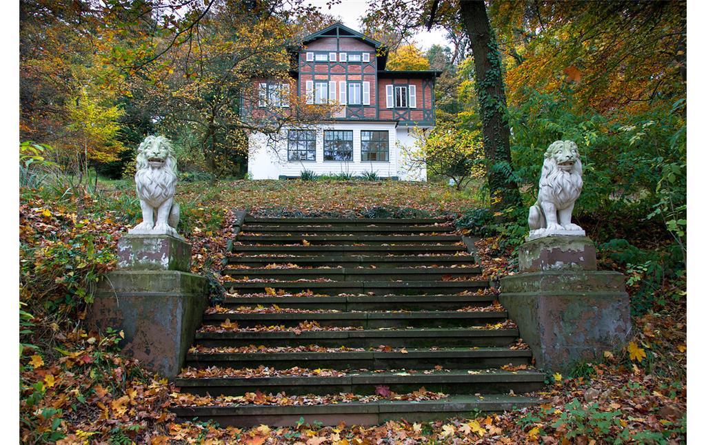 Blick auf die Treppe mit den zwei fankierenden Löwenskulpturen, die zum Gärtnerhaus im Landschaftspark Friedrich von Gienanth in Eisenberg führen (2001)