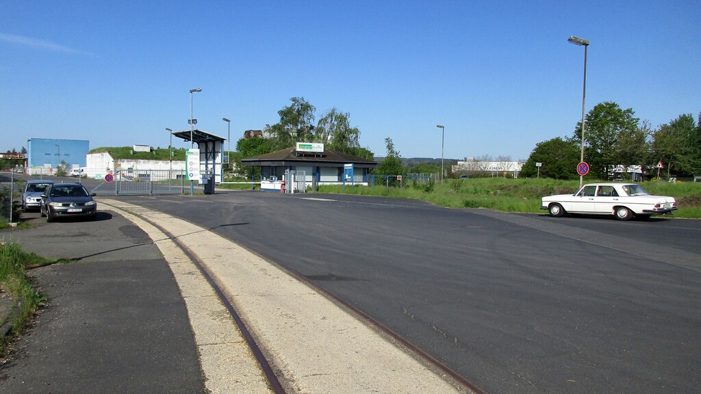 Abschnitt des Industriestammgleises Kaisersesch an der Einfahrt zur ehemaligen Spanplattenfabrik (2023).
