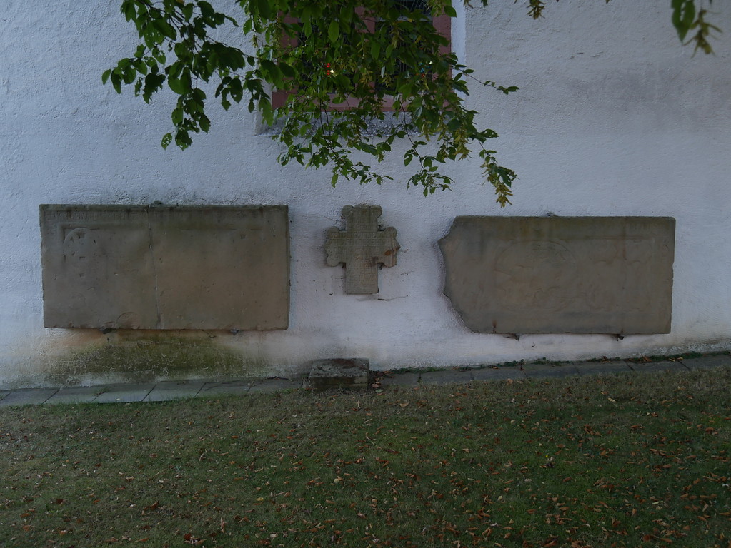 Gesamtansicht der Grabplatten des Grafengeschlechts der Sponheimer in Dörrebach (2016)