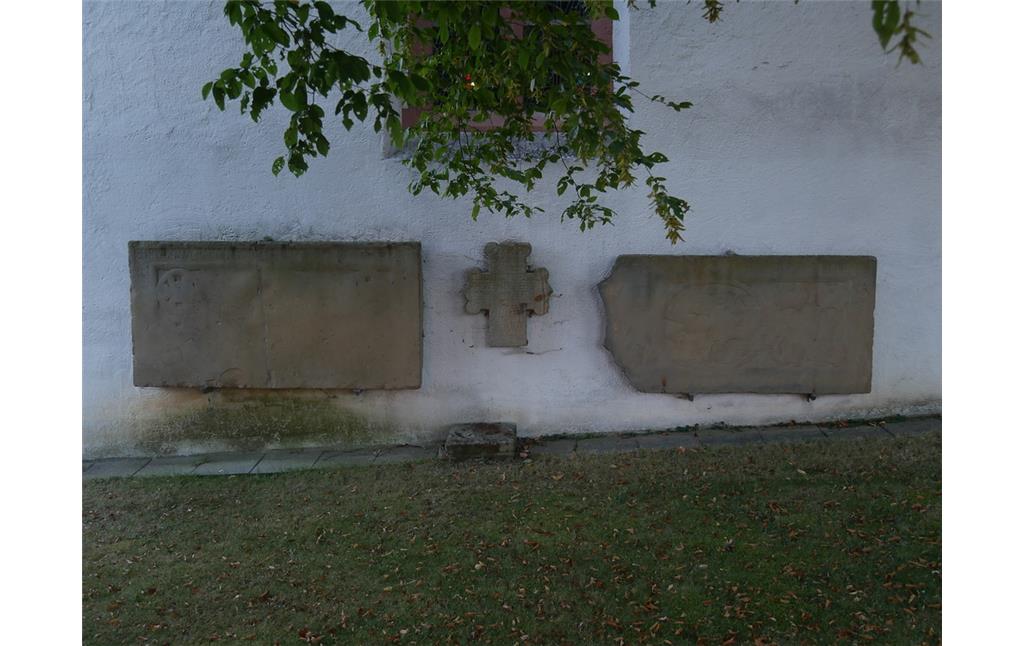 Gesamtansicht der Grabplatten des Grafengeschlechts der Sponheimer in Dörrebach (2016)