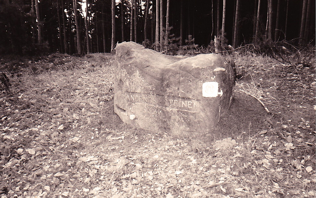 Das Foto zeigt Ritterstein Nr. 85 mit der Inschrift "An Den Drei Steinen" und "PWV" (Pfälzerwald-Verein) (1993).