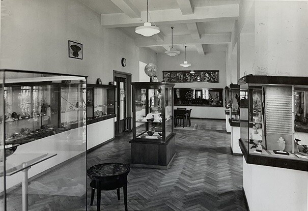 Historische Fotografie des Ausstellungsraumes in der Gewerbehalle in Idar-Oberstein (1963)