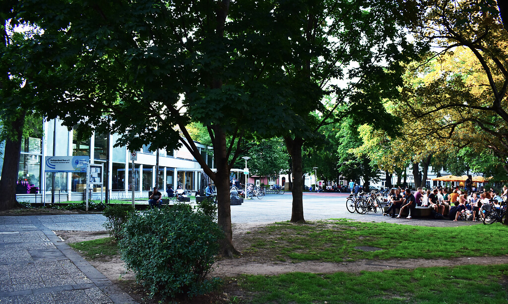 Belebter Frankenbadplatz in Bonn mit Begrünung (2020).