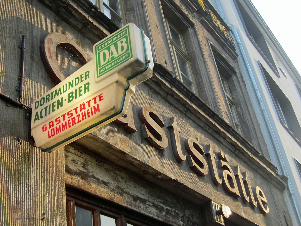 Die Front der Kölschkneipe Lommerzheim in Köln-Deutz mit der historischen Leuchtreklame für "Dortmunder Actien-Bier" (2012).