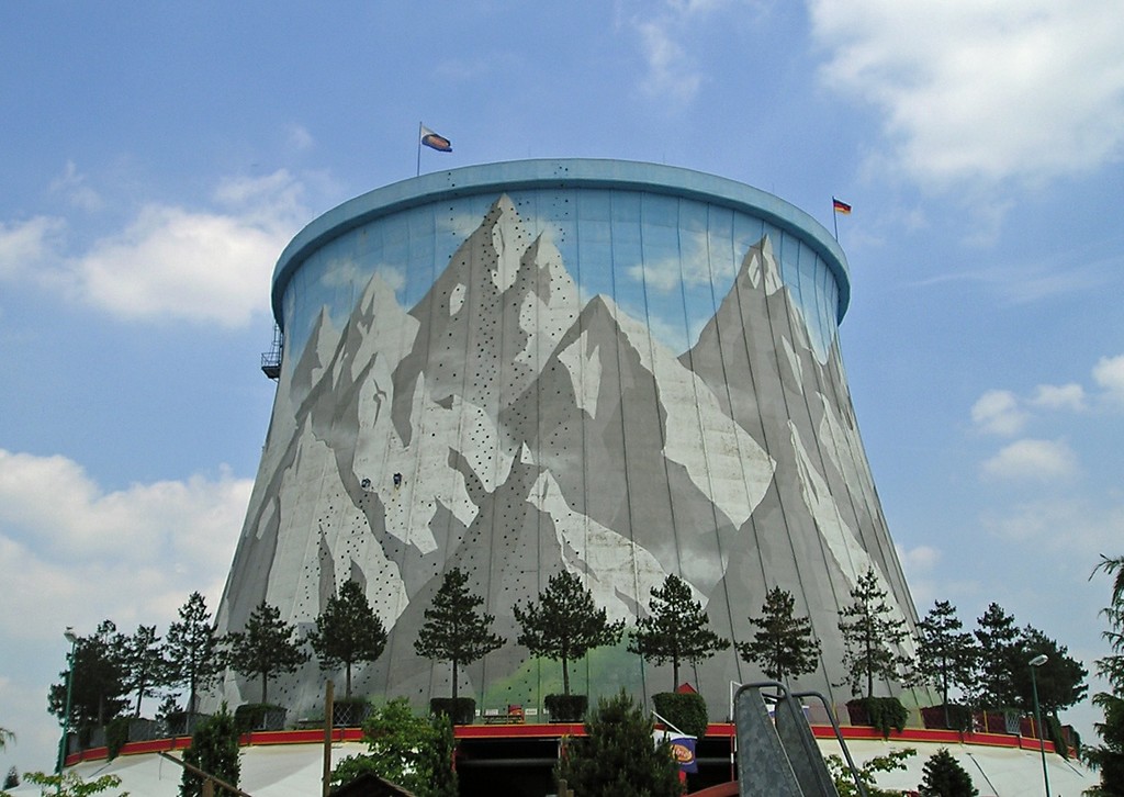Kletterwand im "Wunderland Kalkar", die sich am Kühlturm des ehemaligen Kernkraftwerks "Schneller Brüter Kalkar" befindet (2008)