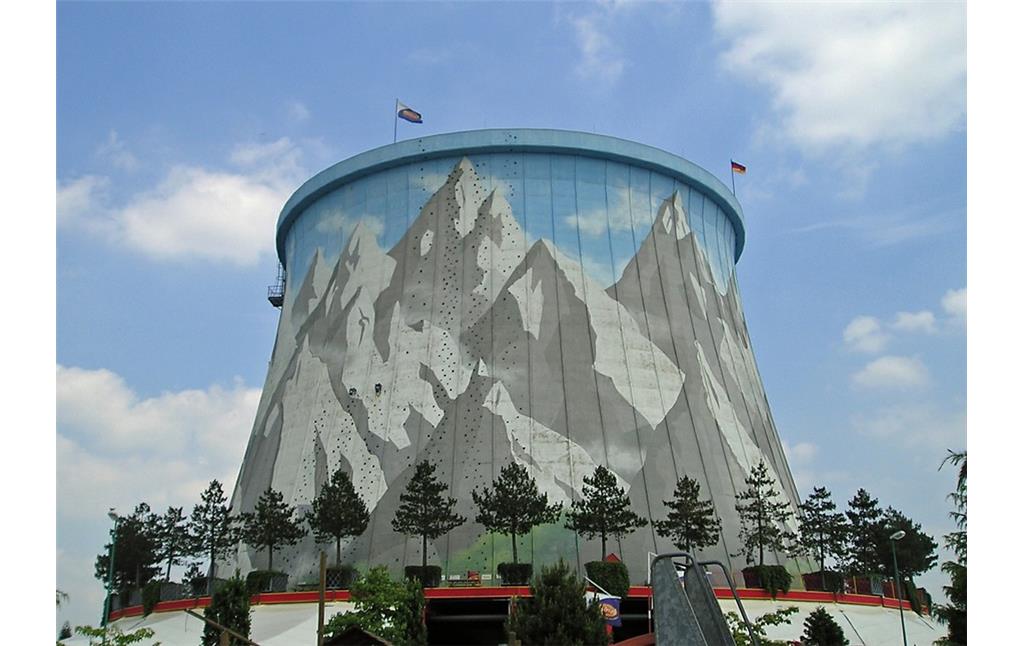 Kletterwand im "Wunderland Kalkar", die sich am Kühlturm des ehemaligen Kernkraftwerks "Schneller Brüter Kalkar" befindet (2008)