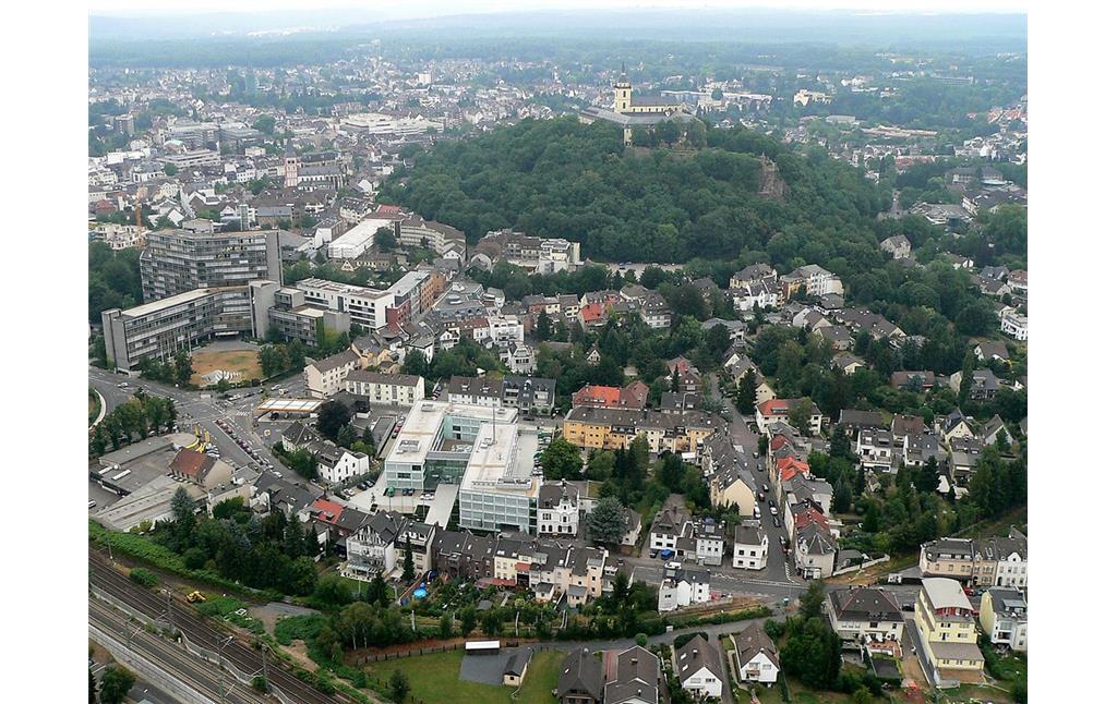 Die Stadt Siegburg mit der Abtei auf dem Michaelsberg, Kreishaus, Polizeiwache und städtischem Mühlengraben im Luftbild (2011)