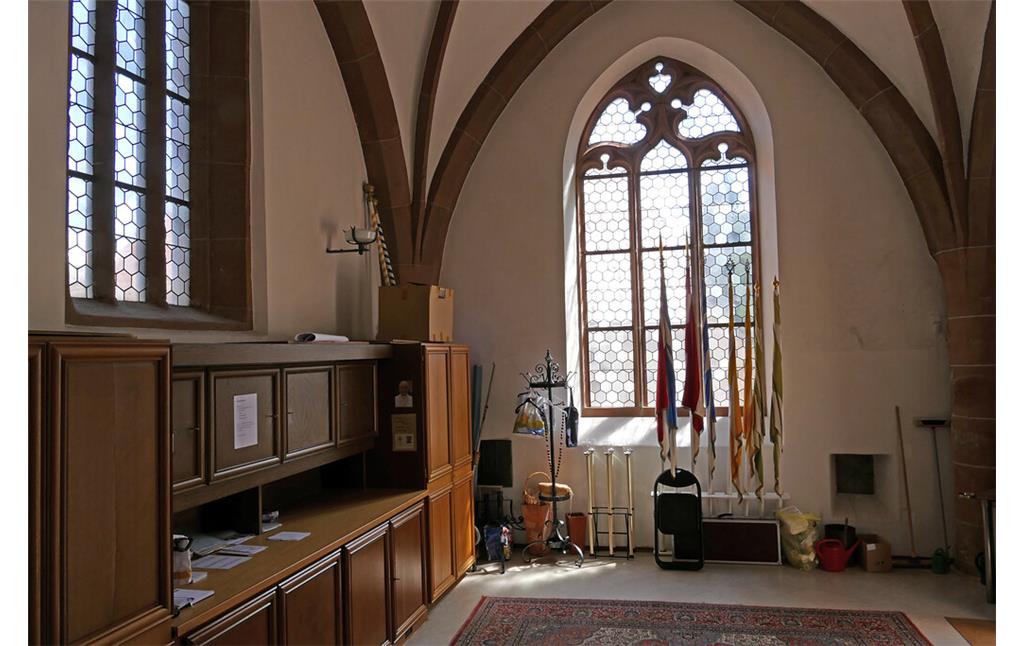 Die Spätgotischen Fenster in der Sakristei wurden im Jahre 1603 in der Kirche Kreuzerhöhung in Kirrweiler eingebaut (2021)