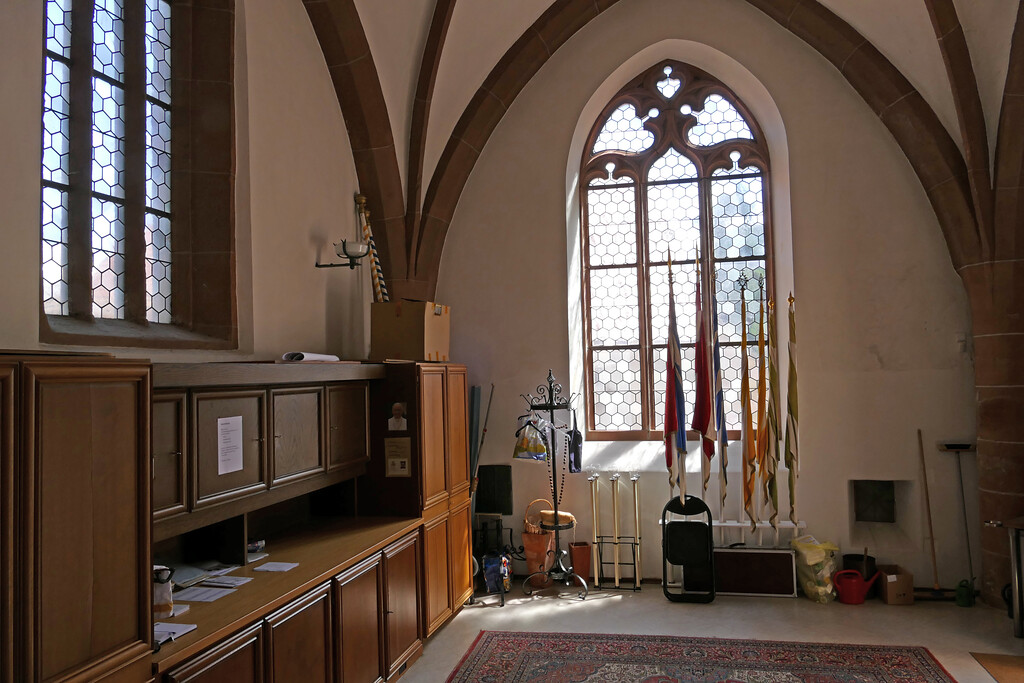 Die Spätgotischen Fenster in der Sakristei wurden im Jahre 1603 in der Kirche Kreuzerhöhung in Kirrweiler eingebaut (2021)
