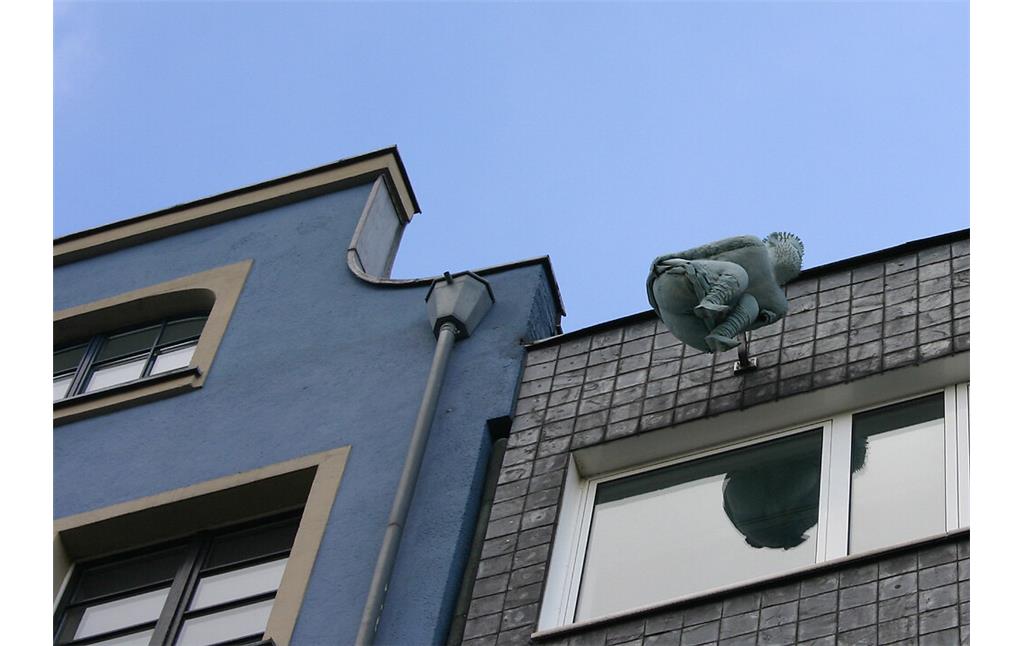 Die von dem Bildhauer Ewald Mataré (1887-1965) geschaffene Skulptur "Kallendresser" am Haus Nr. 24 auf dem Alter Markt in Köln-Altstadt-Nord (2005).