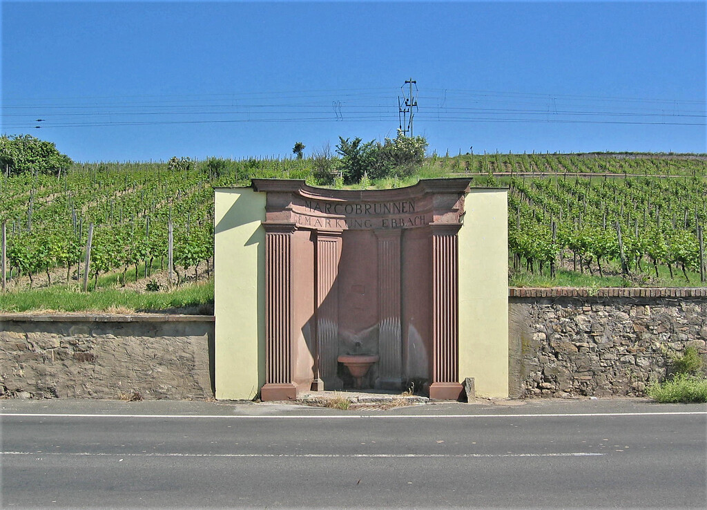 Der Marcobrunnen an der Landstraße zwischen Erbach und Hattenheim (2005)