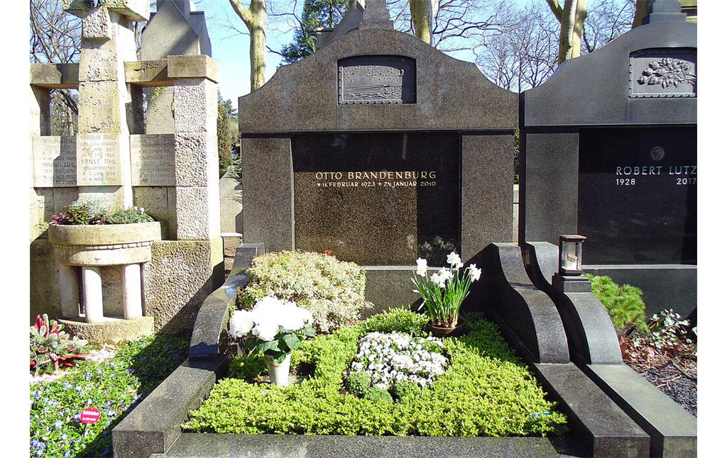 Die massive Grabstätte des Eishockeyspielers Otto Brandenburg auf dem Melatenfriedhof in Köln-Lindenthal (2020)