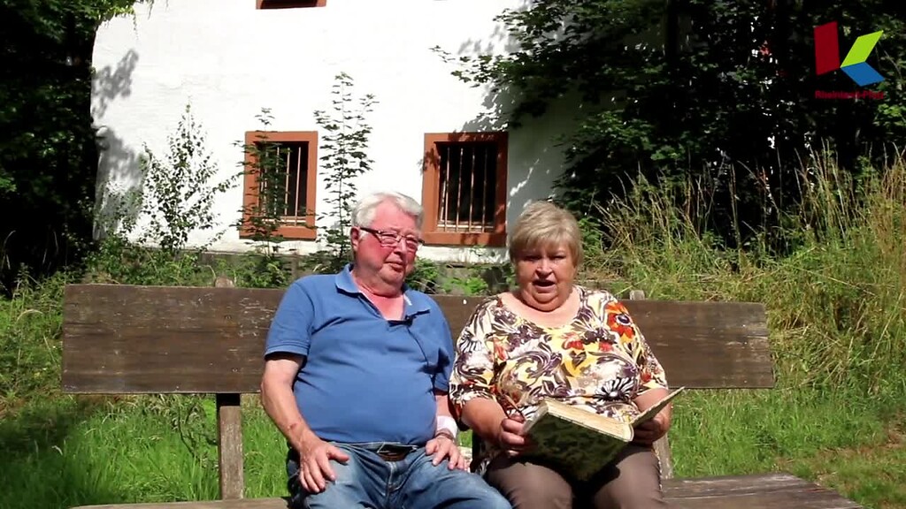 Rosemarie Steinmetz und Hans-Günther Steinmetz stellen die Mühle in Gräfendhron vor (2022)