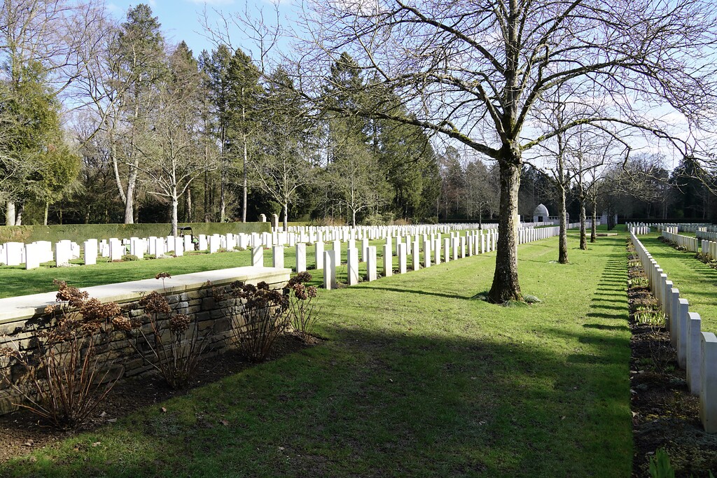 Blick auf die Gräberreihen des Britischen Ehrenfriedhofes auf dem Kölner Südfriedhof in Köln-Zollstock (2023).