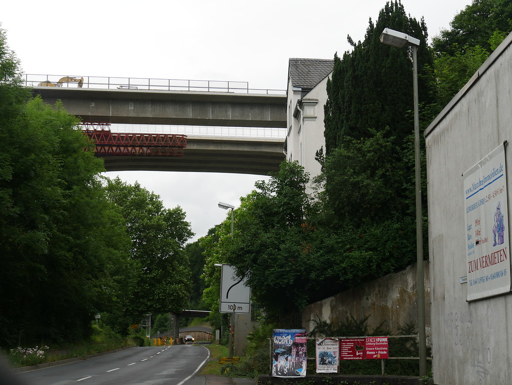 Im Vordergrund wird die alte Lahntalbrücke bei Limburg abgetragen. Dahinter ist die neue Brücke zu erkennen (2017).