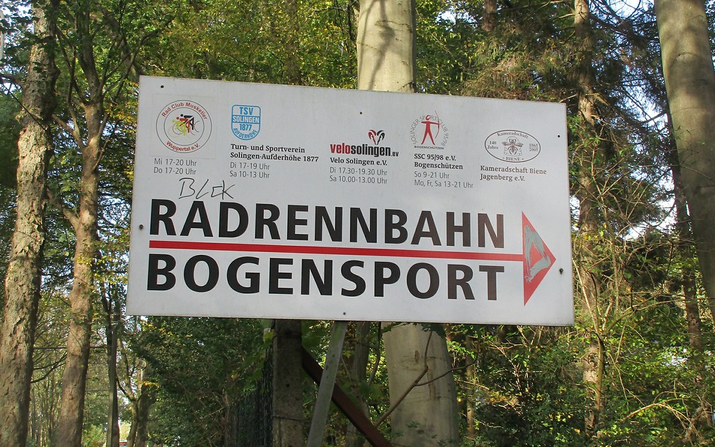 Hinweisschild auf die Radrennbahn Dorperhof und die dortige Bogenschießanlage an der Burger Landstraße bei Solingen-Burg/Höhscheid (2019).