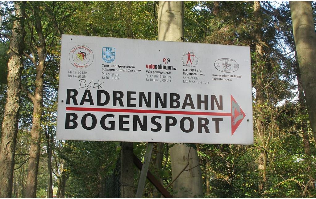 Hinweisschild auf die Radrennbahn Dorperhof und die dortige Bogenschießanlage an der Burger Landstraße bei Solingen-Burg/Höhscheid (2019).
