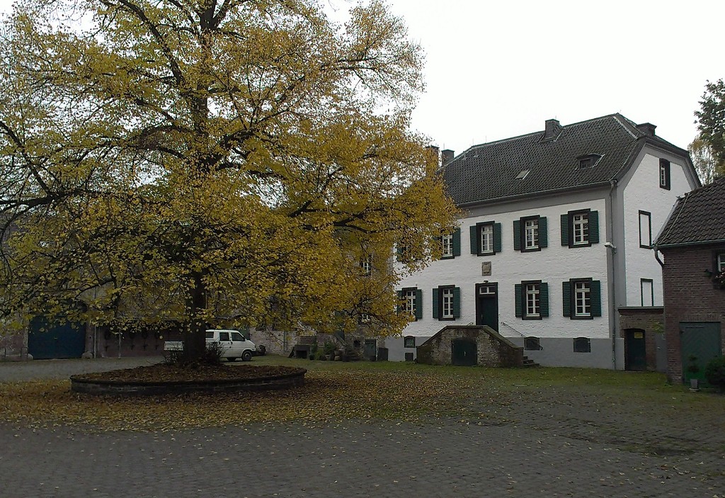 Der Innenhof von Gut Leidenhausen mit dem Herrenhaus aus dem Jahr 1803 (2015).