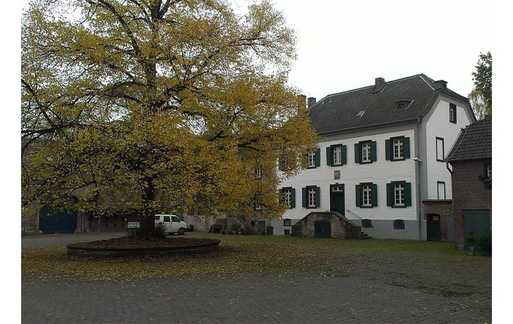 Der Innenhof von Gut Leidenhausen mit dem Herrenhaus aus dem Jahr 1803 (2015).