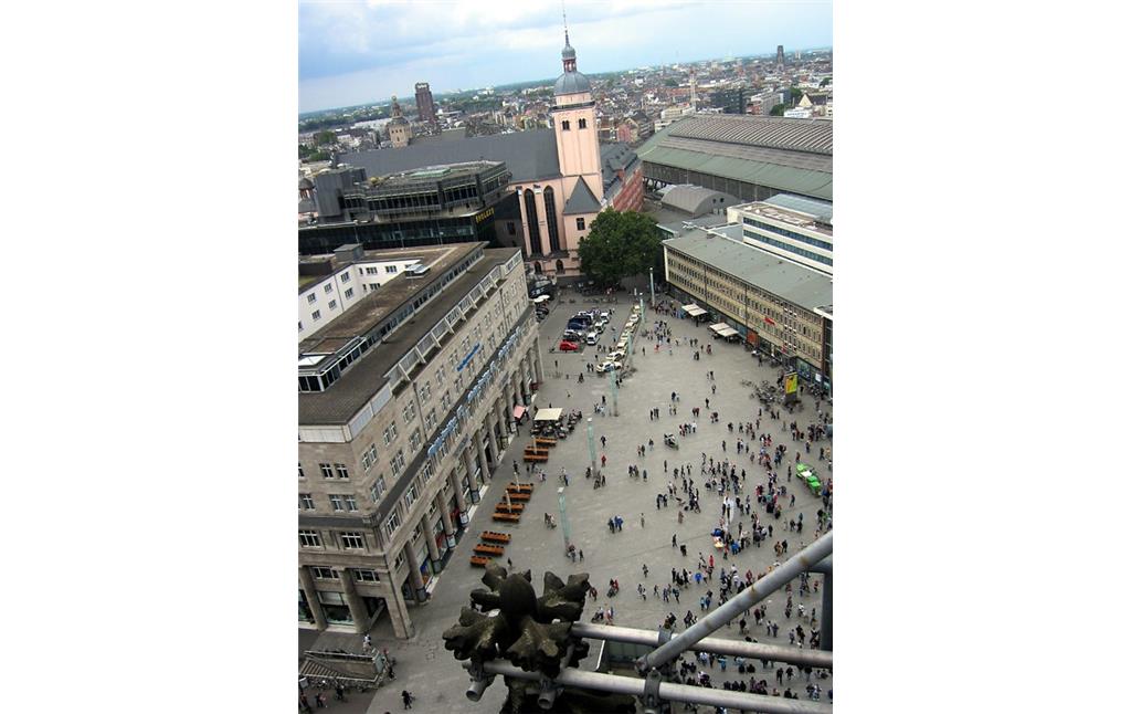 Blick vom Dach des Kölner Doms auf das Brauhaus Gaffel am Dom, den Bahnhofsvorplatz und die Kirche des Jesuitenkollegs Sankt Mariä Himmelfahrt (2014)