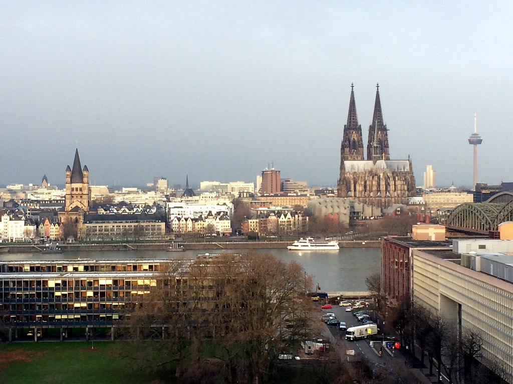 Blick auf die Rheinfront der Kölner Altstadt, im Vordergrund links das LVR-Landeshaus, rechts der LVR-Horion-Komplex und das Hyatt-Hotel (2016).