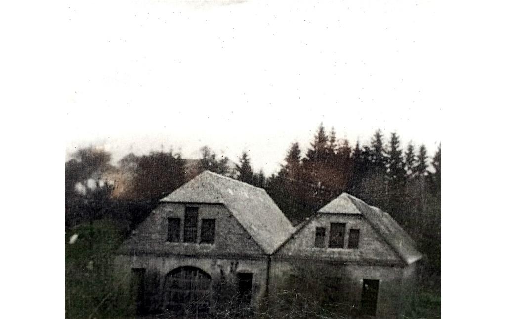 Die Gebäude des Hochofens der ehemaligen Eisenhütte in Abentheuer im historischen Foto (Datierung unbekannt).