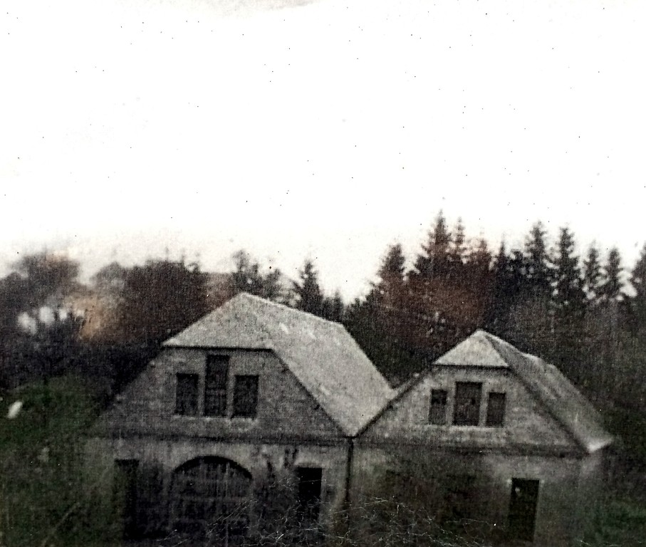 Die Gebäude des Hochofens der ehemaligen Eisenhütte in Abentheuer im historischen Foto (Datierung unbekannt).