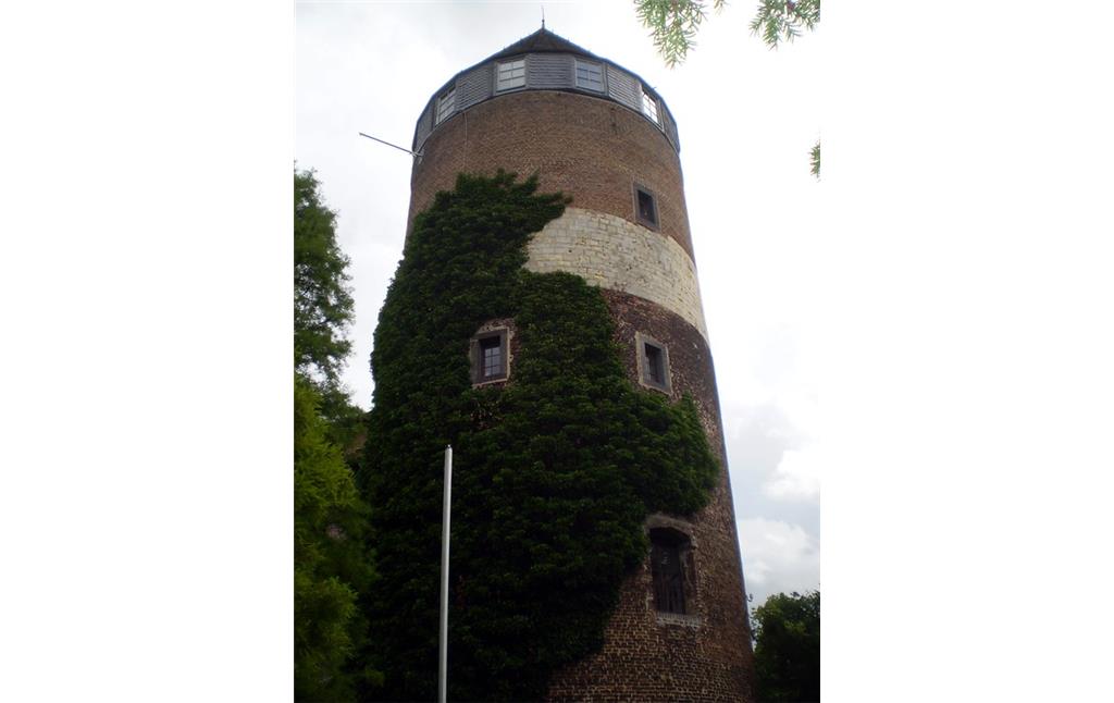 Der obere Teil des Turms von Burg Brüggen (2012).
