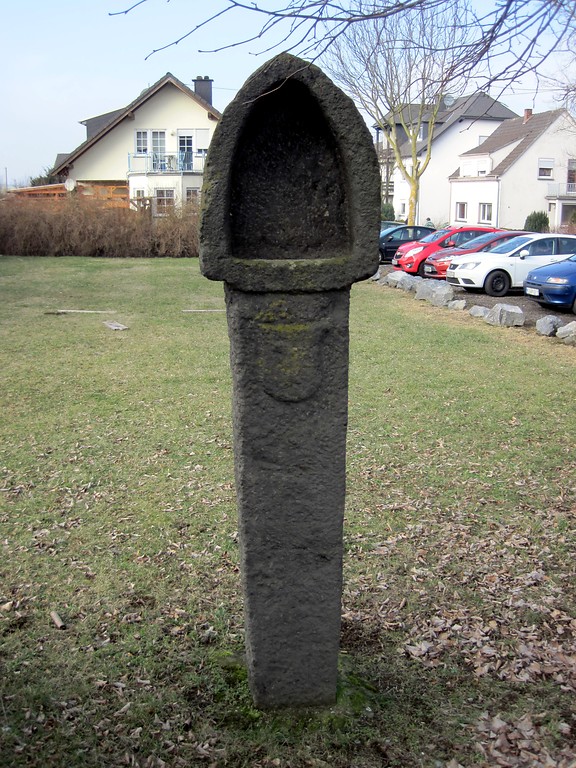 Das Wegekreuz "Schöpflöffel" in der Nähe der Ruitscher Kapelle (2015). Die im Vergleich zu anderen Kreuzen fehlende Kreuzbekrönung ist charakteristisch und namensgebend für den Typus "Schöpflöffel".