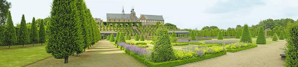 Panoramaansicht von Kloster Kamp bei Kamp-Lintfort mit den umgebenden Gärten (2005).
