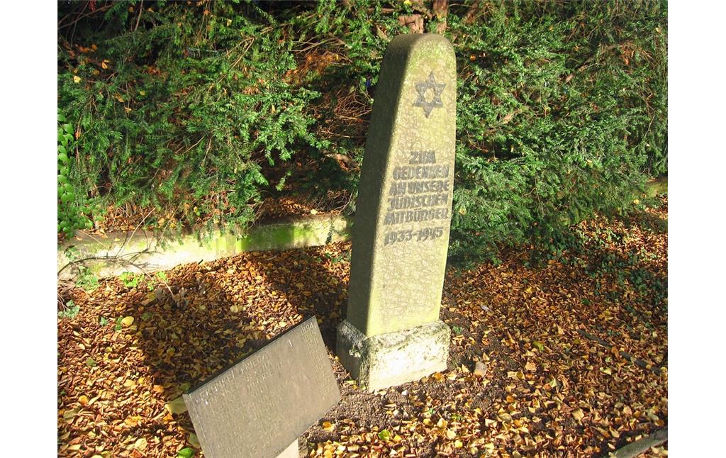 Der Gedenkstein und die Erinnerungstafel auf dem Judenfriedhof Alleestraße in Jüchen (2013)