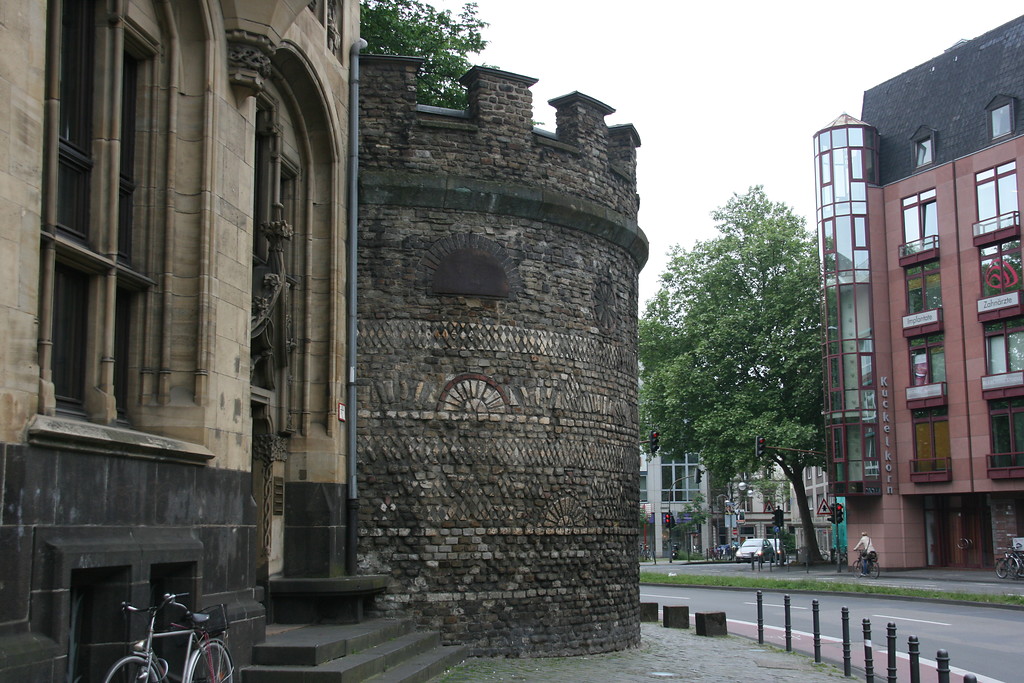Der Römerturm in der Kölner Zeughausstraße, Ansicht von Osten (2014).
