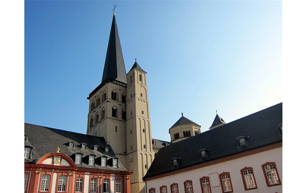 Ehemalige Benediktinerabtei Brauweiler, Stiftskirche und Klostergebäude, Ansicht aus dem Innenhof in nördlicher Richtung (2011).