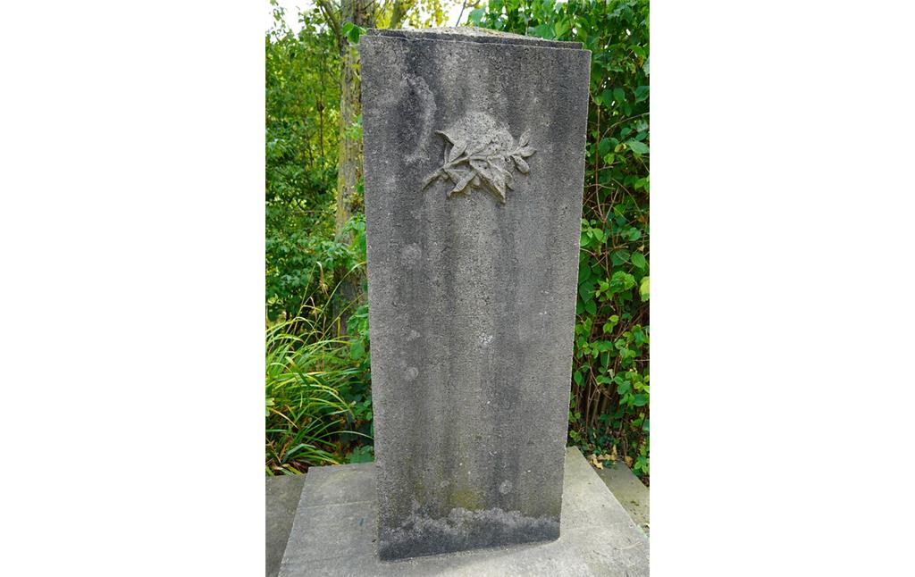 Der Gedenkstein mit dem herausgearbeiteten Soldatenhelm und dem Laubzweig, Teil des Kriegsdenkmals im Stadtwald in Köln-Lindenthal (2021).