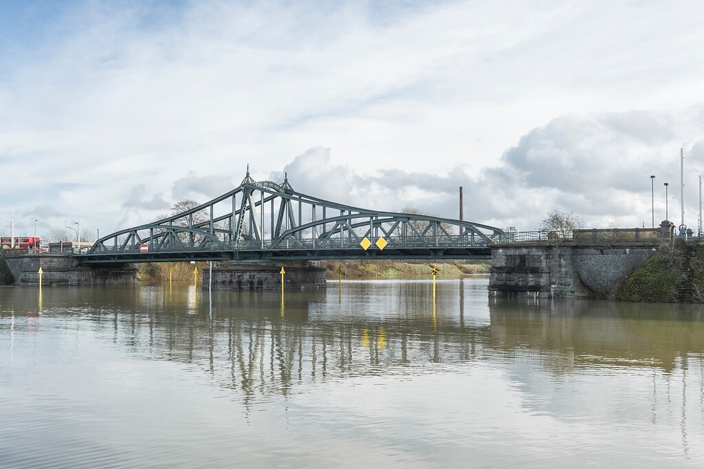 Die 1905 erbaute Jugendstil-Drehbrücke über Einfahrt zum Rheinhafen Krefeld (2021).